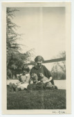 Photographie d'Hélène Lübke, secrétaire d'Hélène Paderewska, avec deux chiens dans les bras et en compagnie d'une enfant non identifiée, dans les jardins de l'hôtel de Paso Robles, en Californie, en mars 1924