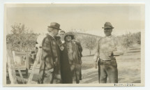 Photographie d'Ignace et Hélène Paderewski devant le champ d'amandiers du «Rancho Santa Helena» à Paso Robles, en Californie, le 31 mars 1926, en compagnie de l'intendant William Hemphill