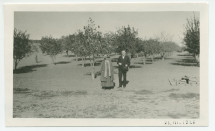 Photographie d'Hélène Paderewska en compagnie de Jozef Stubnan sur les terres du «Rancho Santa Helena» à Paso Robles, en Californie, le 31 mars 1926