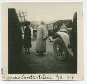 Photographie d'Hélène Paderewski et de sa secrétaire Hélène Lübke devant des voitures au «Rancho Santa Helena» à Paso Robles, en Californie, le 3 février 1927
