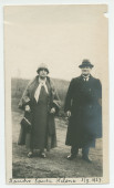 Photographie d'Hélène Paderewska et de Marcel, le valet de son mari, sur les terres du «Rancho Santa Helena» à Paso Robles, en Californie, le 3 février 1927