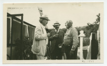 Photographie de Paderewski (de profil) dans son «Rancho San Ignacio» à Paso Robles, en Californie, en juillet 1927, en compagnie de son ancien élève Zygmunt Stojowski et de William Hemphill, l'intendant du ranch de Santa Helena