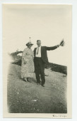 Photographie d'Hélène Paderewska et du valet de son époux, Marcel, au milieu du nouveau vignoble Winteroll du «Rancho San Ignacio» à Paso Robles, en Californie, en juillet 1927