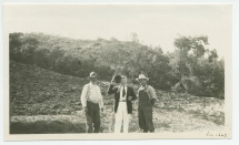 Photographie du valet de Paderewski, Marcel, entouré de deux métayers, sur les terres du «Rancho Santa Helena» à Paso Robles, en Californie, en juillet 1927