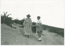Photographie d'Hélène Paderewska et sa secrétaire Hélène Lübke sur les terres du «Rancho San Ignacio» à Paso Robles, en Californie, en 1927