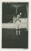 Photographie du jeune Willy Rodgers pratiquant le golf miniature dans le jardin de l'hôtel «El Paso» à Paso Robles, en Californie, en 1928