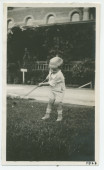 Photographie du jeune Willy Rodgers pratiquant le golf miniature dans le jardin de l'hôtel «El Paso» à Paso Robles, en Californie, en 1928