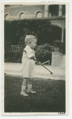 Photographie du jeune Willy Rodgers pratiquant le golf miniature dans le jardin de l'hôtel «El Paso» à Paso Robles, en Californie, en 1928