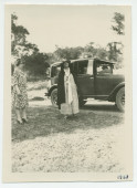 Photographie d'Hélène Paderewska (en compagnie d'une dame non identifiée) devant une voiture sur les terres du «Rancho Santa Helena» à Paso Robles, en Californie, en 1928