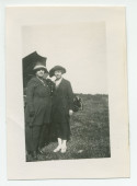 Photographie d'Hélène Paderewska, munie d'un parapluie, avec sa secrétaire Hélène Lübke à Paso Robles, en Californie