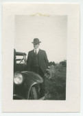 Photographie de Mr O'Donnell à côté d'une voiture à Paso Robles, en Californie