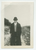 Photographie de Paderewski avec sa canne à Paso Robles, en Californie