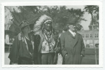 Photographie (de face) d'Hélène et Ignace Paderewski entourant un chef indien Paso Robles, en Californie