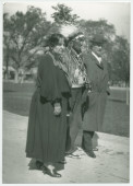 Photographie (de profil) d'Hélène et Ignace Paderewski entourant un chef indien Paso Robles, en Californie
