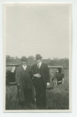 Photographie de Paderewski en compagnie de Mr O'Donnell, devant deux voitures, à Paso Robles, en Californie
