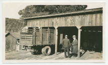 Photographie de Paderewski inspectant (avec une personne non identifiée) un nouveau camion au «Rancho Santa Helena» à Paso Robles, en Californie