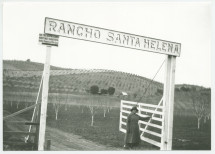 Photographie du portail d'entrée du «Rancho Santa Helena» à Paso Robles, en Californie, avec la fidèle gouvernante Augusta