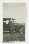Photographie de Sylwin Strakacz, le secrétaire de Paderewski, devant une voiture sur les terres du «Rancho Santa Helena» à Paso Robles, en Californie