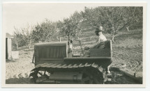 Photographie d'un tracteur au travail dans le champ d'amandiers du «Rancho Santa Helena» à Paso Robles, en Californie